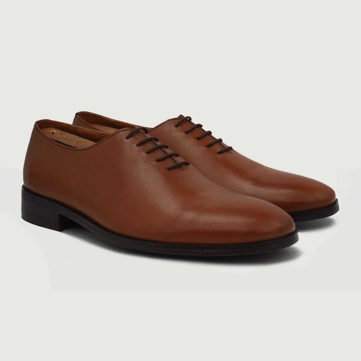 Director Wholecut Hellbraun Lederschuhe für Herren in Tan Full-Grain Leather - Vorderansicht & maßgeschneiderte Silhouette | Online Kaufen