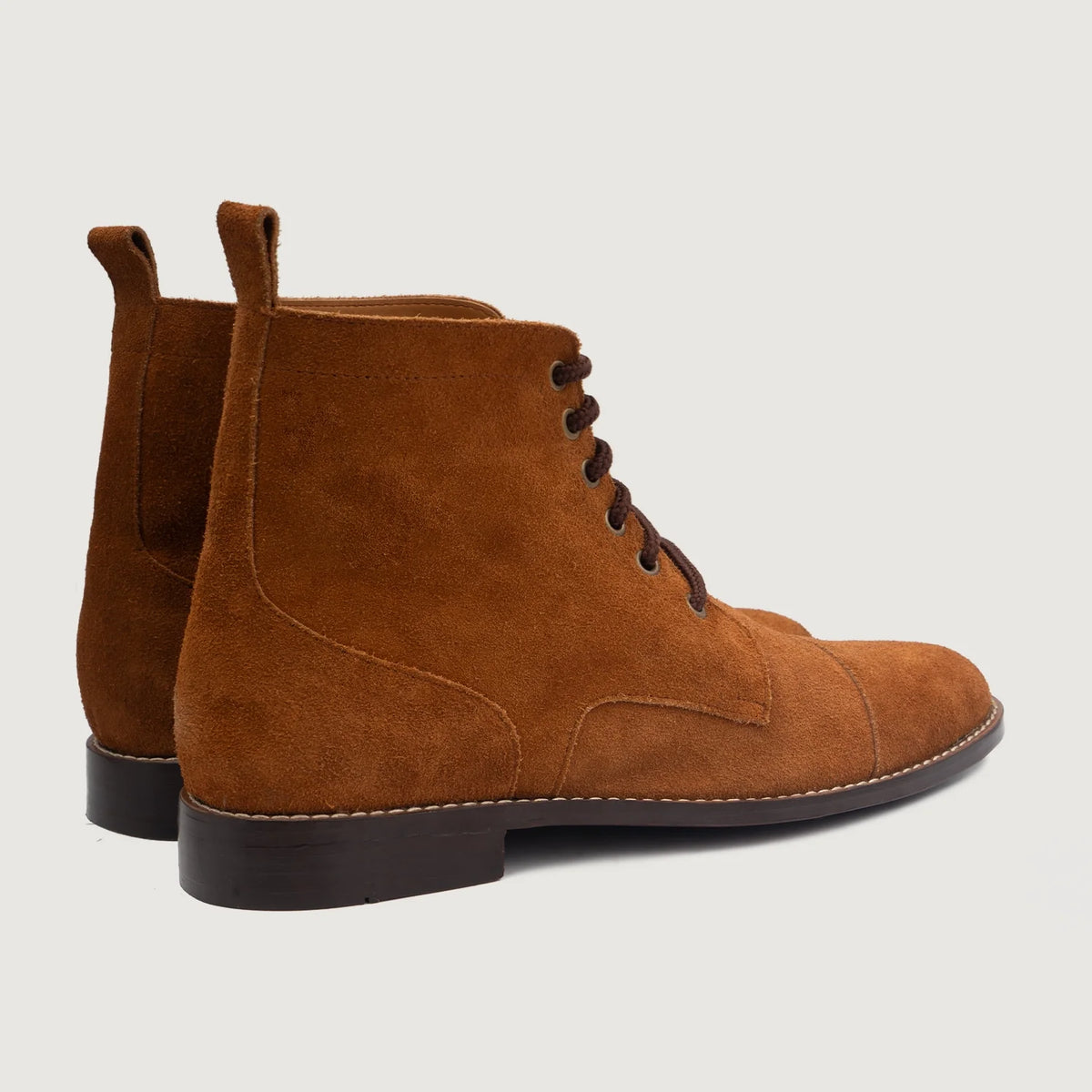 Knight Derby Braun Suede Lederstiefel für Herren - Verstärkte Fersenkappe & präzise Doppelnaht