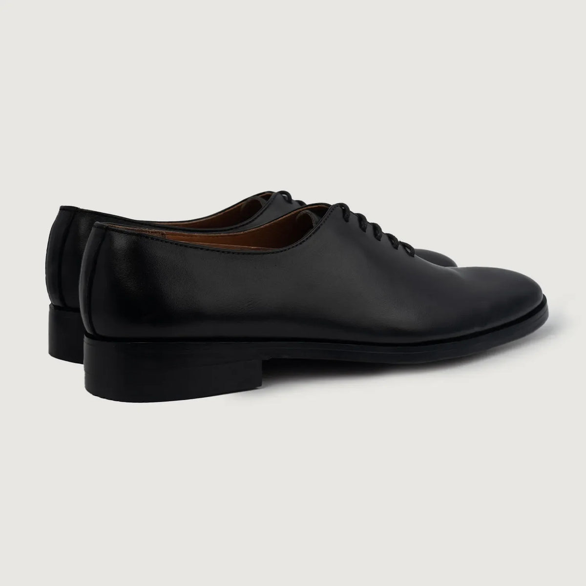 Detailansicht of Classic Collar & Heavy-Duty Zipper Hardware on Director Wholecut Schwarz Lederschuhe für Herren For Men