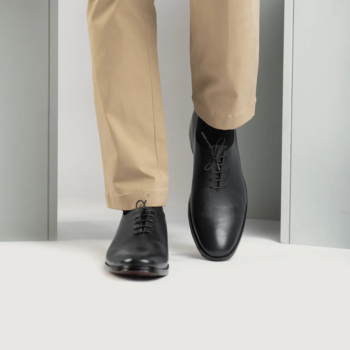 Tailored Rib Cuffs & Hem Craftsmanship Construction Detail on Director Wholecut Schwarz Lederschuhe für Herren For Men