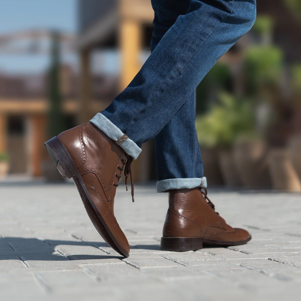 Passform-Perspektive von Duster Brogues Derby Braun Lederstiefel für Herren am Model - Natürlicher Faltenwurf im Tageslicht