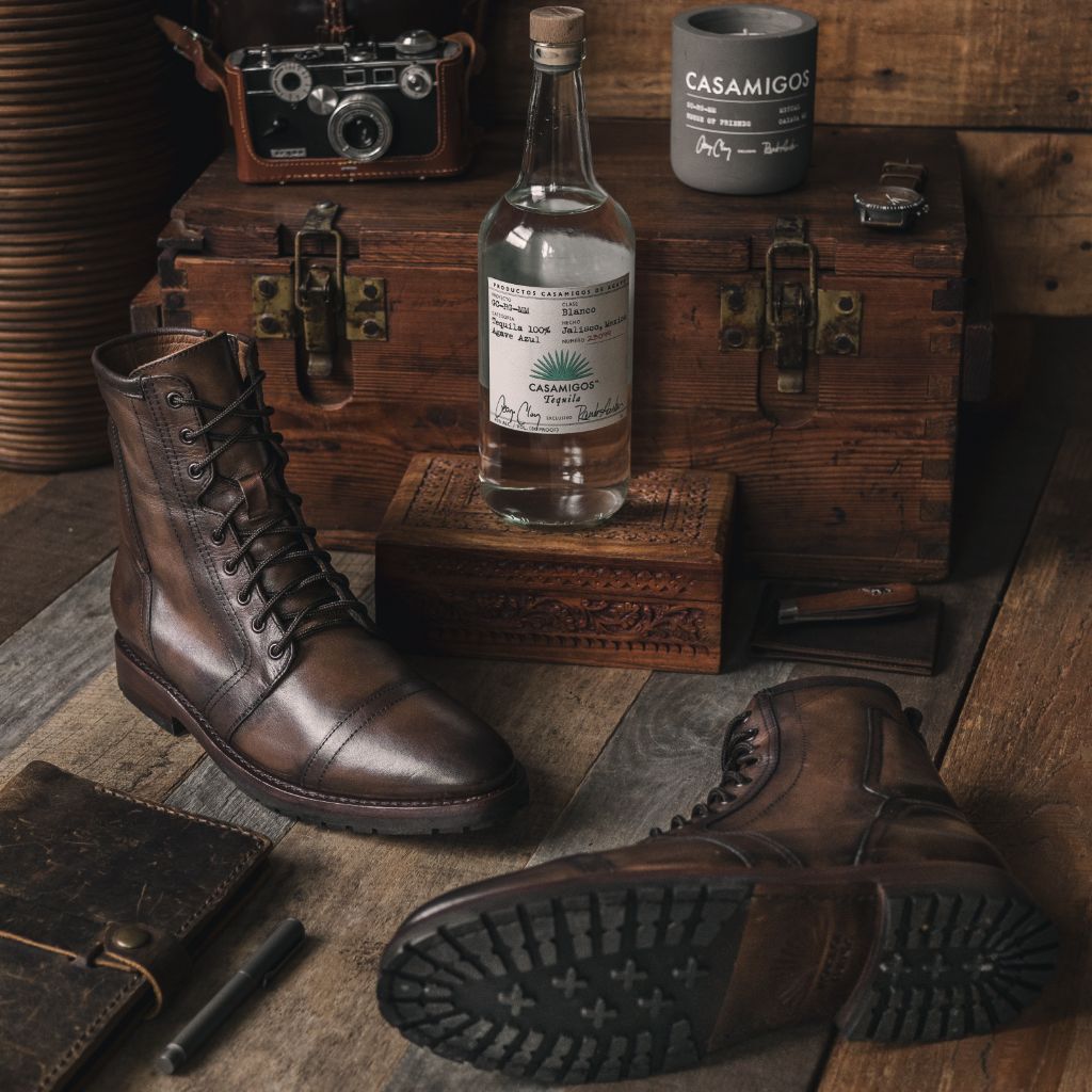 Passform-Perspektive von Casa Moto Añejo-Braun Lederstiefel für Herren am Model - Natürlicher Faltenwurf im Tageslicht