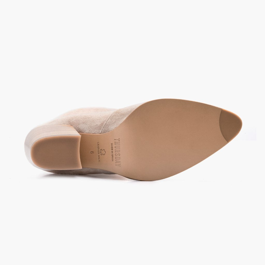 High-Traction Rubber Outsole & Lug Tread Pattern on Tempest Sand Lederstiefel für Damen