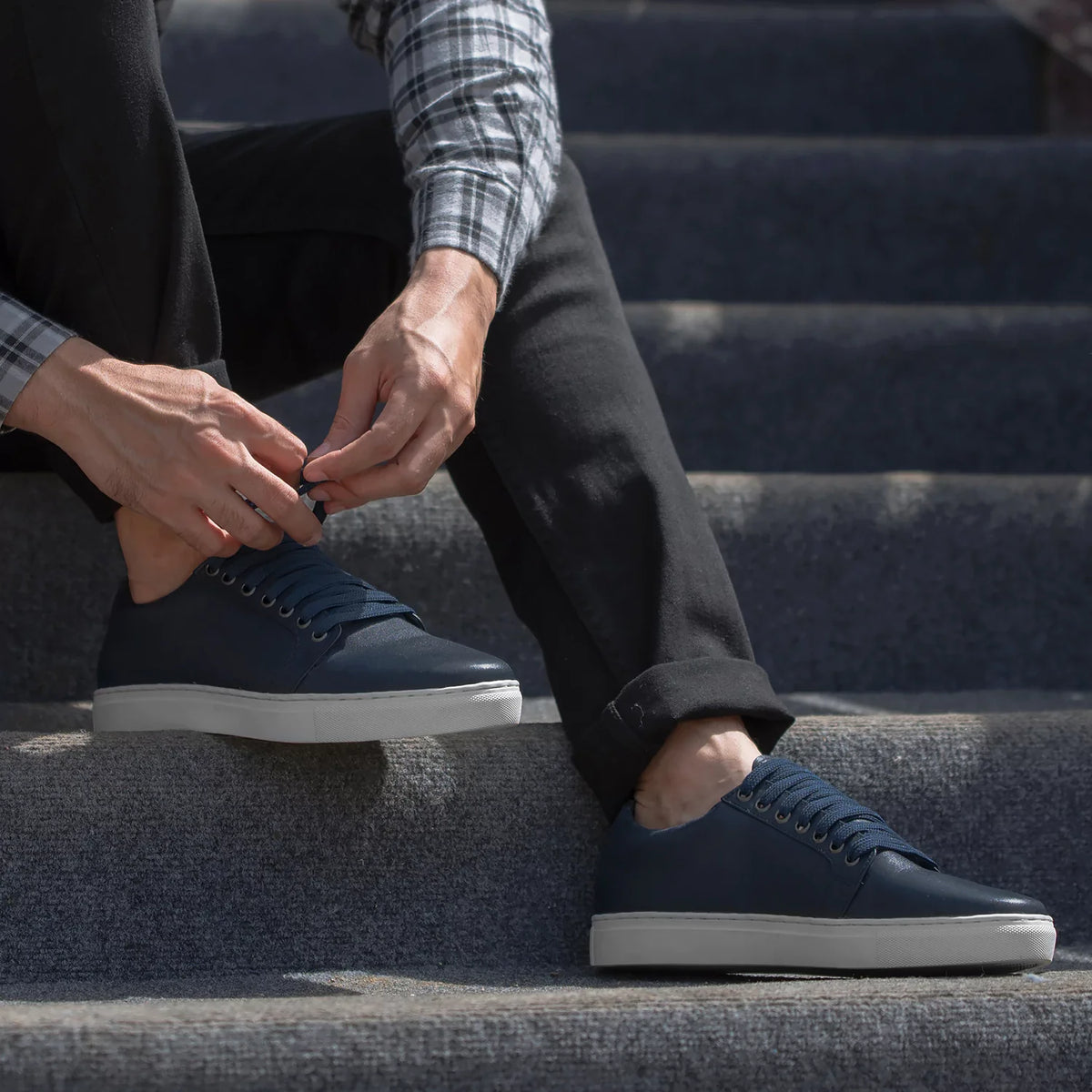 High-Traction Rubber Outsole & Lug Tread Pattern on Murphy Low Top Midnight Blau Leder-Sneaker für Herren