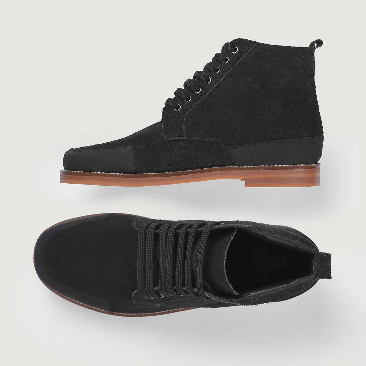 Carnell Moc-Toe Schwarze Wildlederstiefel für Herren - Verstärkte Fersenkappe & präzise Doppelnaht