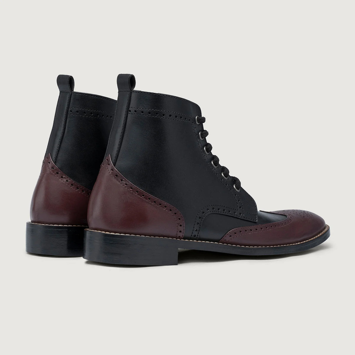 Duster Brogues Derby Maroon Black Leather Boots StudGuard For Men - Seitenansicht mit ergonomischem Ärmelschnitt & sportlicher Passform