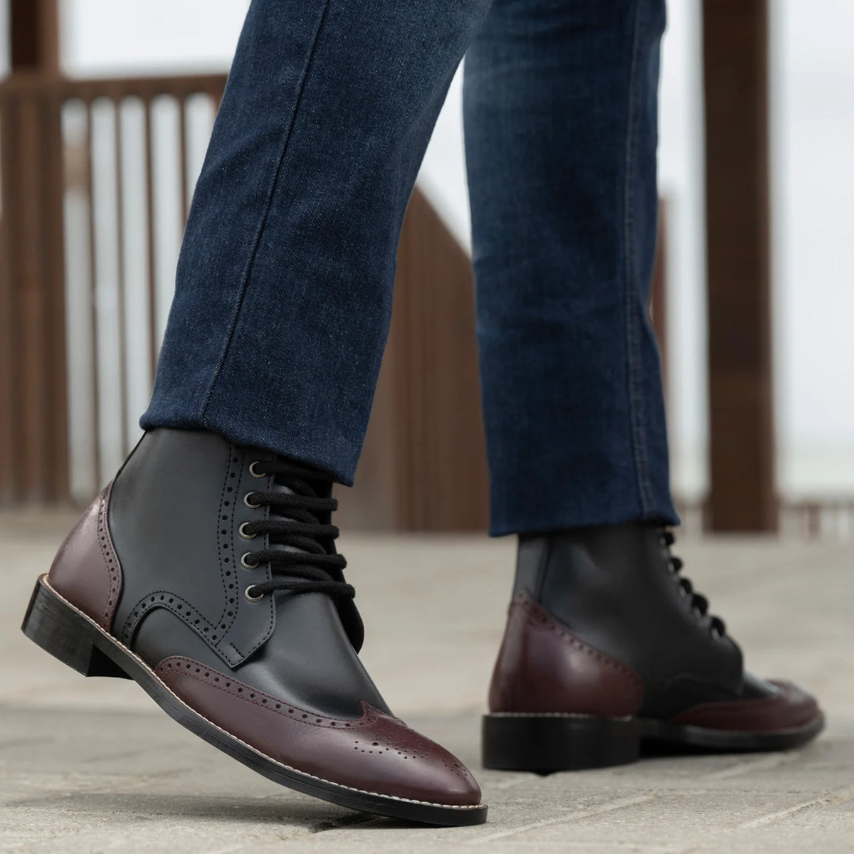 Passform-Perspektive von Duster Brogues Derby Maroon Black Leather Boots StudGuard For Men am Model - Natürlicher Faltenwurf im Tageslicht