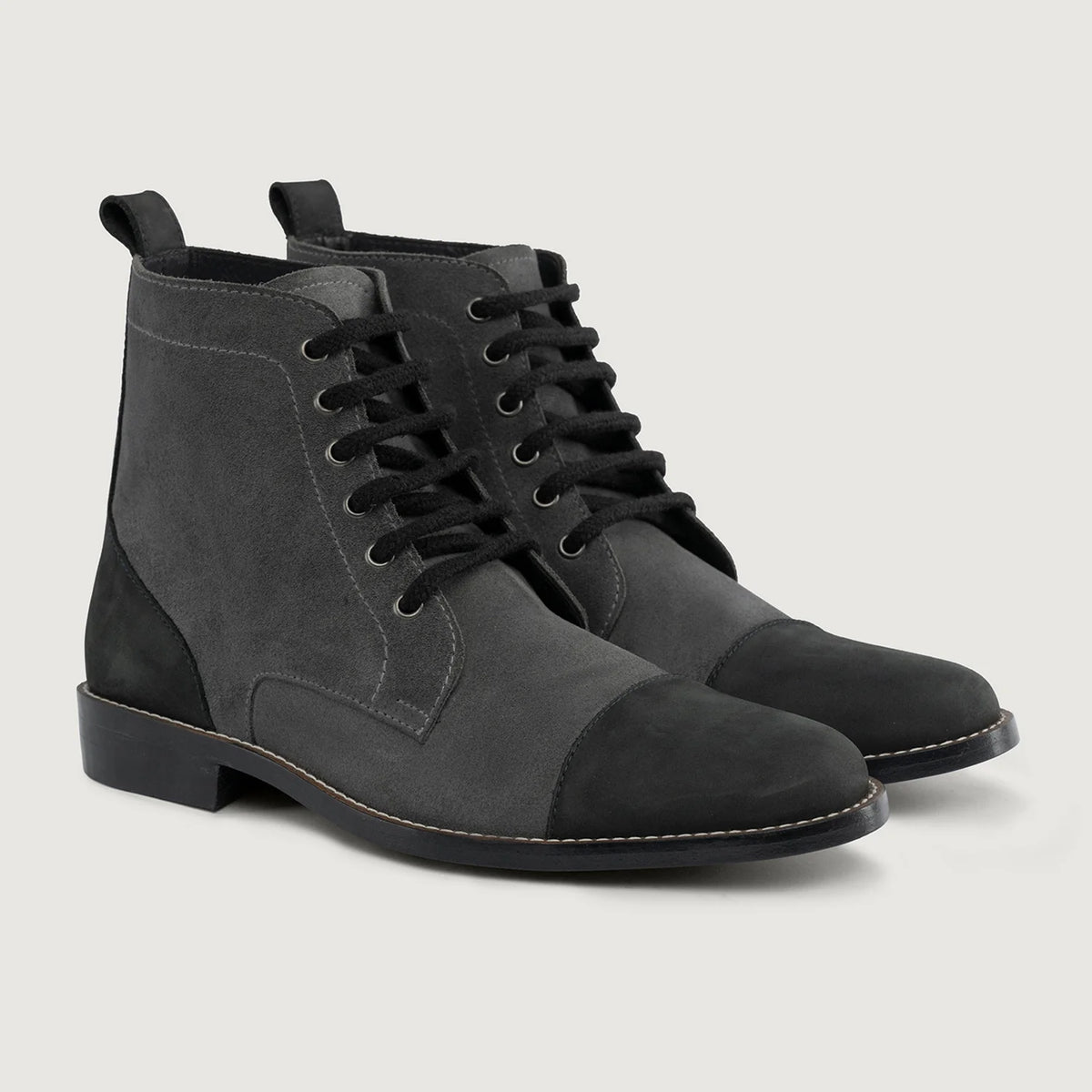 Knight Derby Grau & Schwarz Lederstiefel - StudGuard für Herren in Grey & Black Full-Grain Leather - Seitenansicht | Online Kaufen