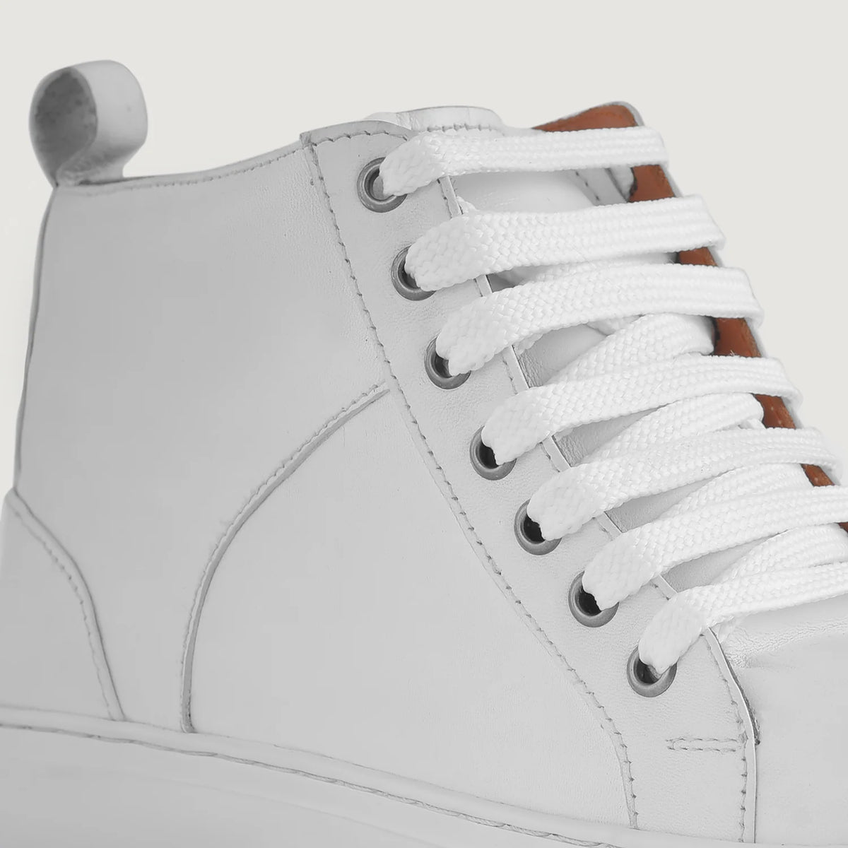 High-Traction Rubber Outsole & Lug Tread Pattern on Marty High Top Weiß Leder-Sneaker für Herren