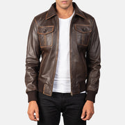 
Aaron Distressed Brown Leather Bomber Jacket in Brown Goatskin Leather - Vorderansicht & maßgeschneiderte Silhouette | Online Kaufen