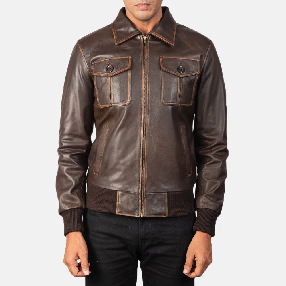 
Aaron Distressed Brown Leather Bomber Jacket - Seitenansicht mit ergonomischem Ärmelschnitt & sportlicher Passform