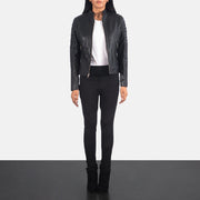 
Adalyn Gesteppt Schwarz Leder-Bikerjacke für Damen - Seitenansicht mit ergonomischem Ärmelschnitt & sportlicher Passform