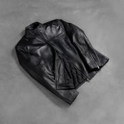
Passform-Perspektive von Adornica Schwarz Leder-Bikerjacke für Herren am Model - Natürlicher Faltenwurf im Tageslicht