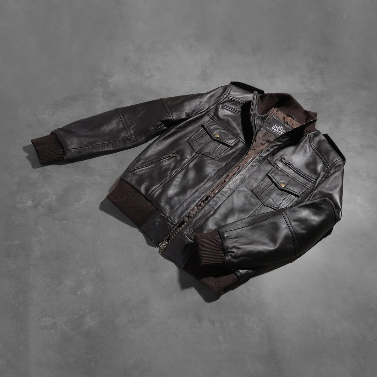 Styled Fit Perspective of Men's Agent Shadow Braun Leder-Bomberjacke für Herren on Model - Natural Daylight Drape