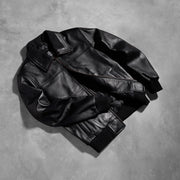 
Passform-Perspektive von Air Rolf Schwarz Leder-Bomberjacke für Herren am Model - Natürlicher Faltenwurf im Tageslicht