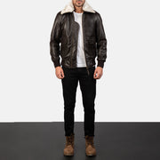 
Airin G-1 Braun Leder-Bomberjacke für Herren - Seitenansicht mit ergonomischem Ärmelschnitt & sportlicher Passform