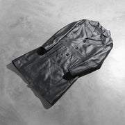 
Passform-Perspektive von Alexis Schwarz Single Breasted Ledermantel für Damen am Model - Natürlicher Faltenwurf im Tageslicht