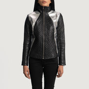 
Alia Metallic Schwarz Leder-Bikerjacke für Damen - Seitenansicht mit ergonomischem Ärmelschnitt & sportlicher Passform