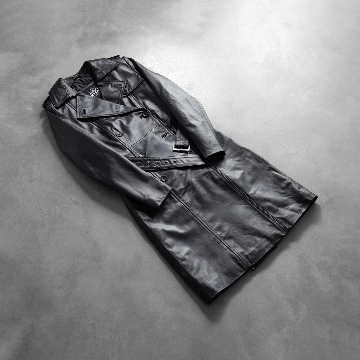 
Passform-Perspektive von Alice Black Double Breasted Leather Coat am Model - Natürlicher Faltenwurf im Tageslicht
