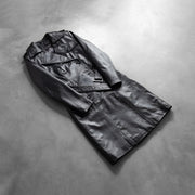 
Passform-Perspektive von Alice Black Double Breasted Leather Coat am Model - Natürlicher Faltenwurf im Tageslicht