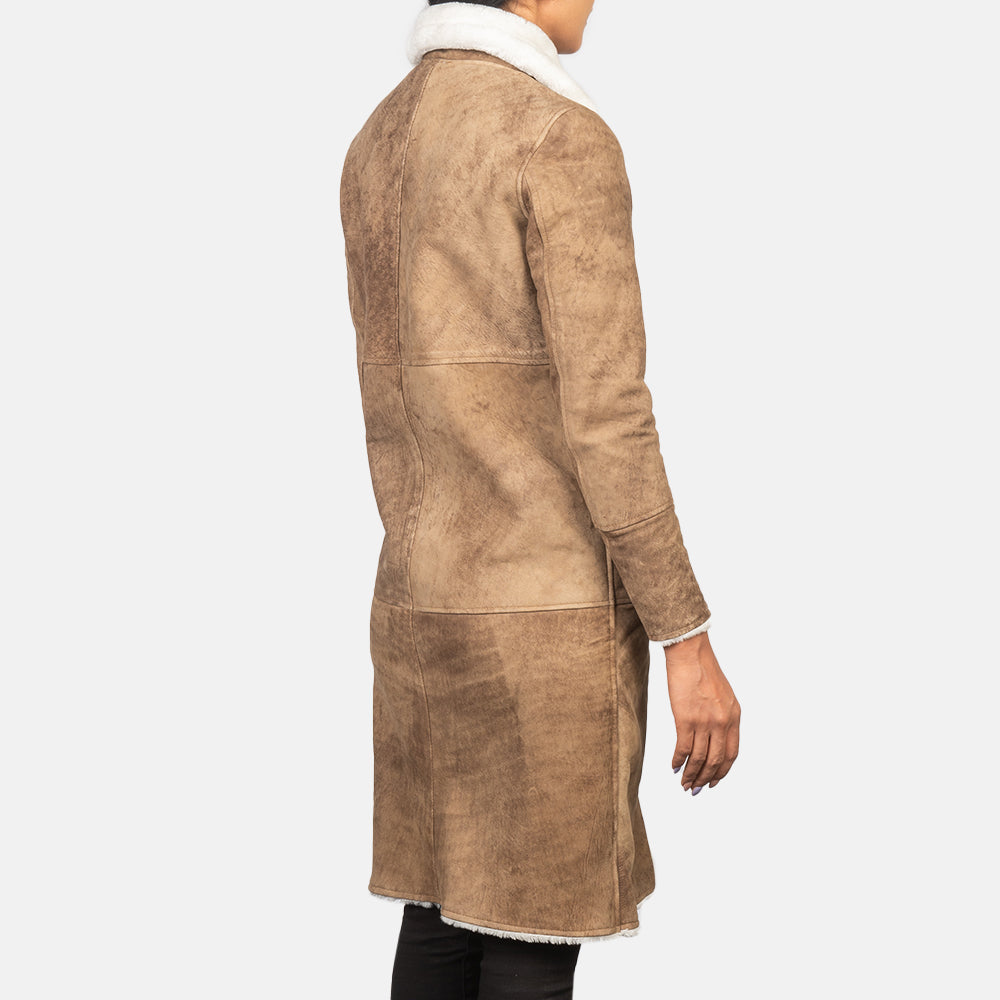 
Detailansicht of Buckled Collar & Button Hardware on Alina Shearling Braun Ledermantel für Damen