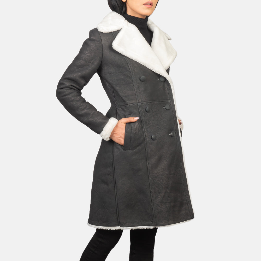 
Amie Black Double Breasted Shearling Coat - Seitenansicht mit ergonomischem Ärmelschnitt & sportlicher Passform
