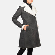 
Amie Black Double Breasted Shearling Coat - Seitenansicht mit ergonomischem Ärmelschnitt & sportlicher Passform