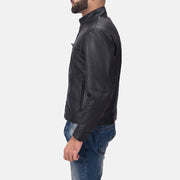 Austere Matte Schwarz Leder-Bikerjacke für Herren - Seitenansicht mit ergonomischem Ärmelschnitt