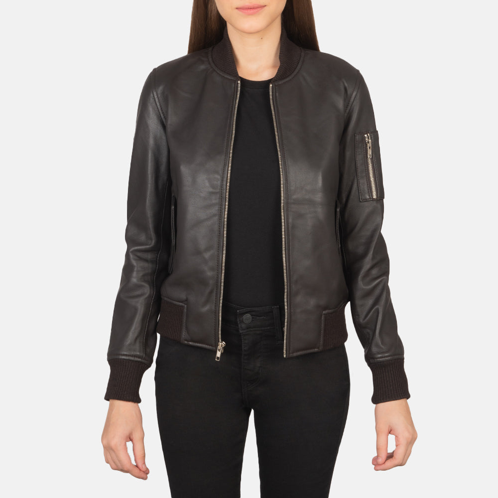 
Ava Ma-1 Brown Leather Bomber Jacket in Brown Sheepskin Leather - Vorderansicht & maßgeschneiderte Silhouette | Online Kaufen