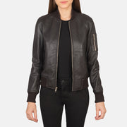 
Ava Ma-1 Brown Leather Bomber Jacket in Brown Sheepskin Leather - Vorderansicht & maßgeschneiderte Silhouette | Online Kaufen