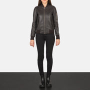 
Ava Ma-1 Brown Leather Bomber Jacket - Seitenansicht mit ergonomischem Ärmelschnitt & sportlicher Passform
