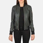 Ava Ma-1 Green Leather Bomber Jacket in Green Sheepskin Leather - Vorderansicht &amp; maßgeschneiderte Silhouette | Online Kaufen