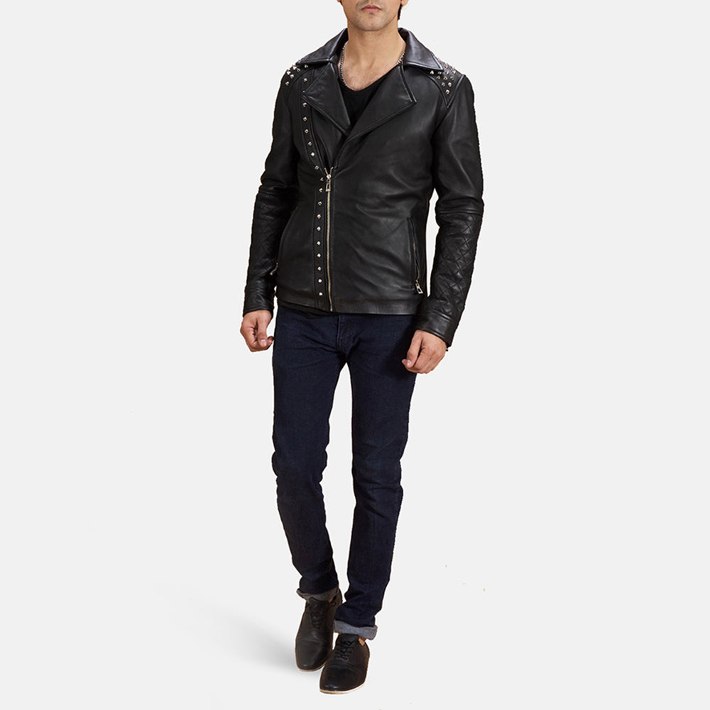
Schwarz mit Nietenbesatz Leder-Bikerjacke für Herren - Seitenansicht mit ergonomischem Ärmelschnitt & sportlicher Passform