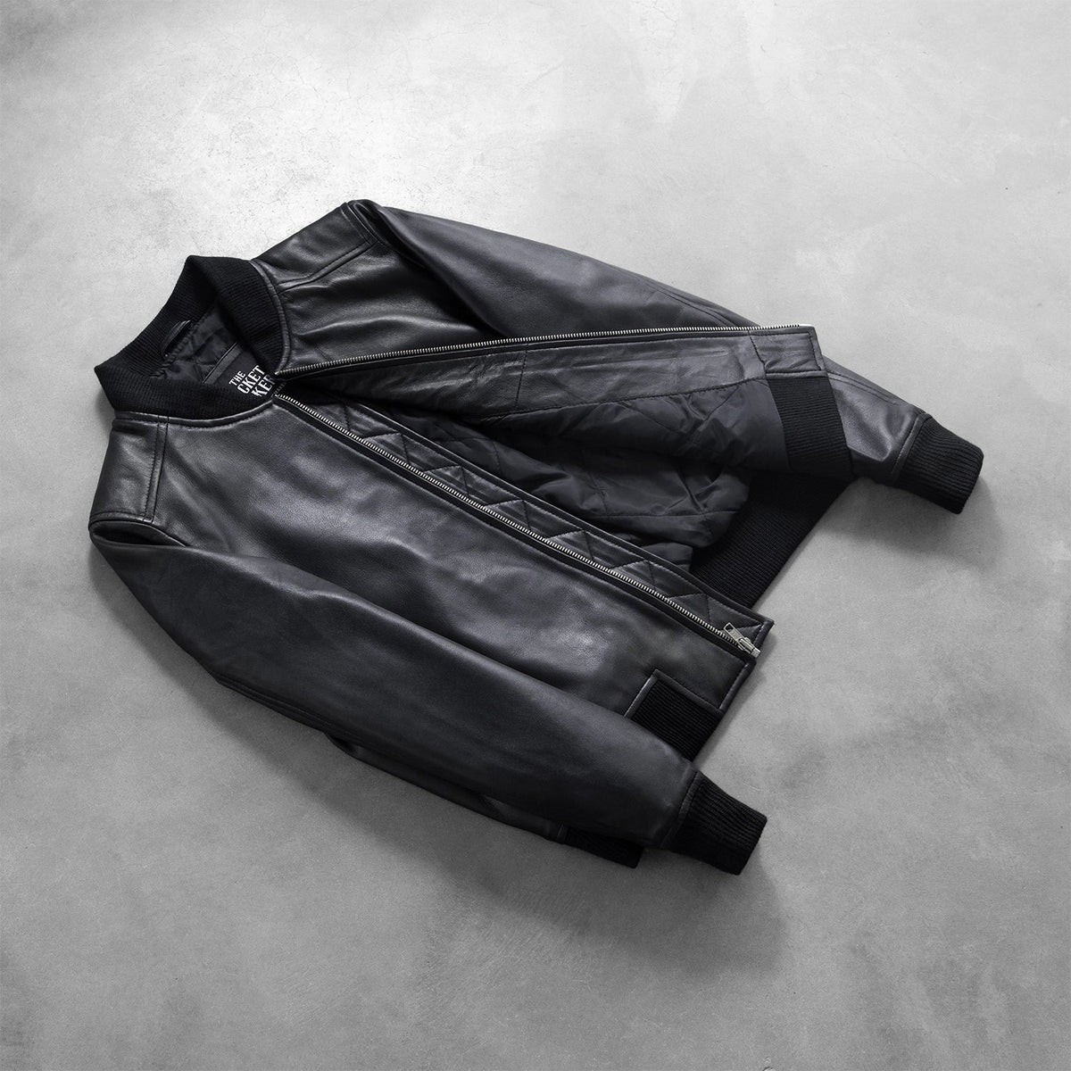 Styled Fit Perspective of Women's Bliss Schwarz Leder-Bomberjacke für Damen on Model - Natural Daylight Drape