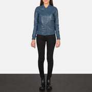 Women's Bliss Blau Leder-Bomberjacke für Damen - Seitenansicht mit ergonomischem Ärmelschnitt