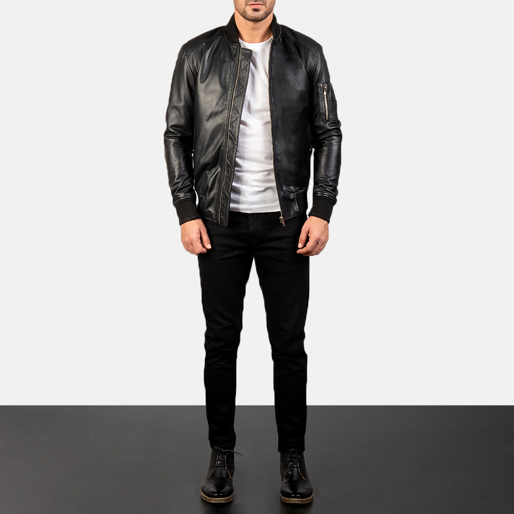 Men's Bomia Ma-1 Black Leather Bomber Jacket - Seitenansicht mit ergonomischem Ärmelschnitt