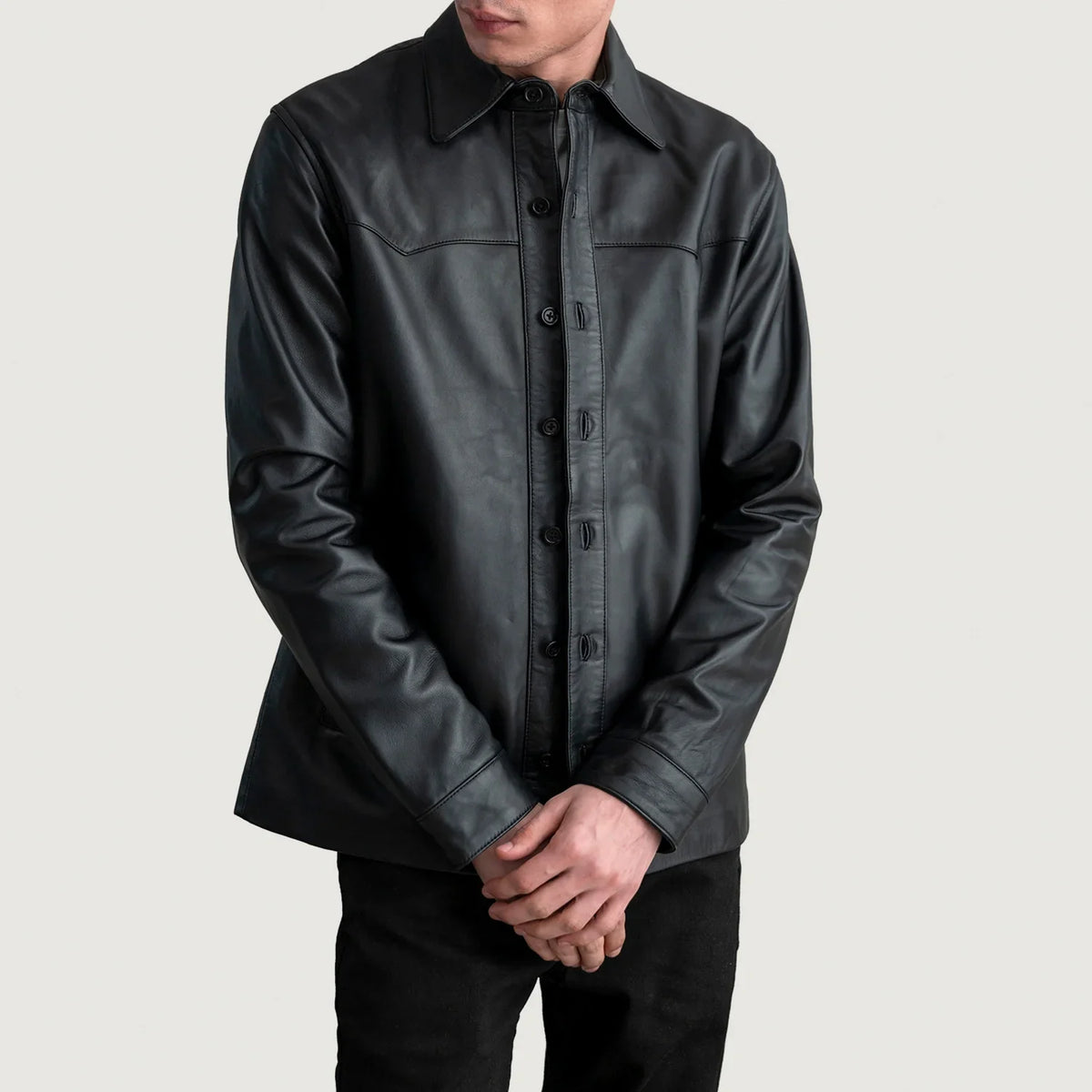 
Bronco Schwarz Leather Shirt für Herren in Black Sheepskin Leather - Vorderansicht & maßgeschneiderte Silhouette | Online Kaufen