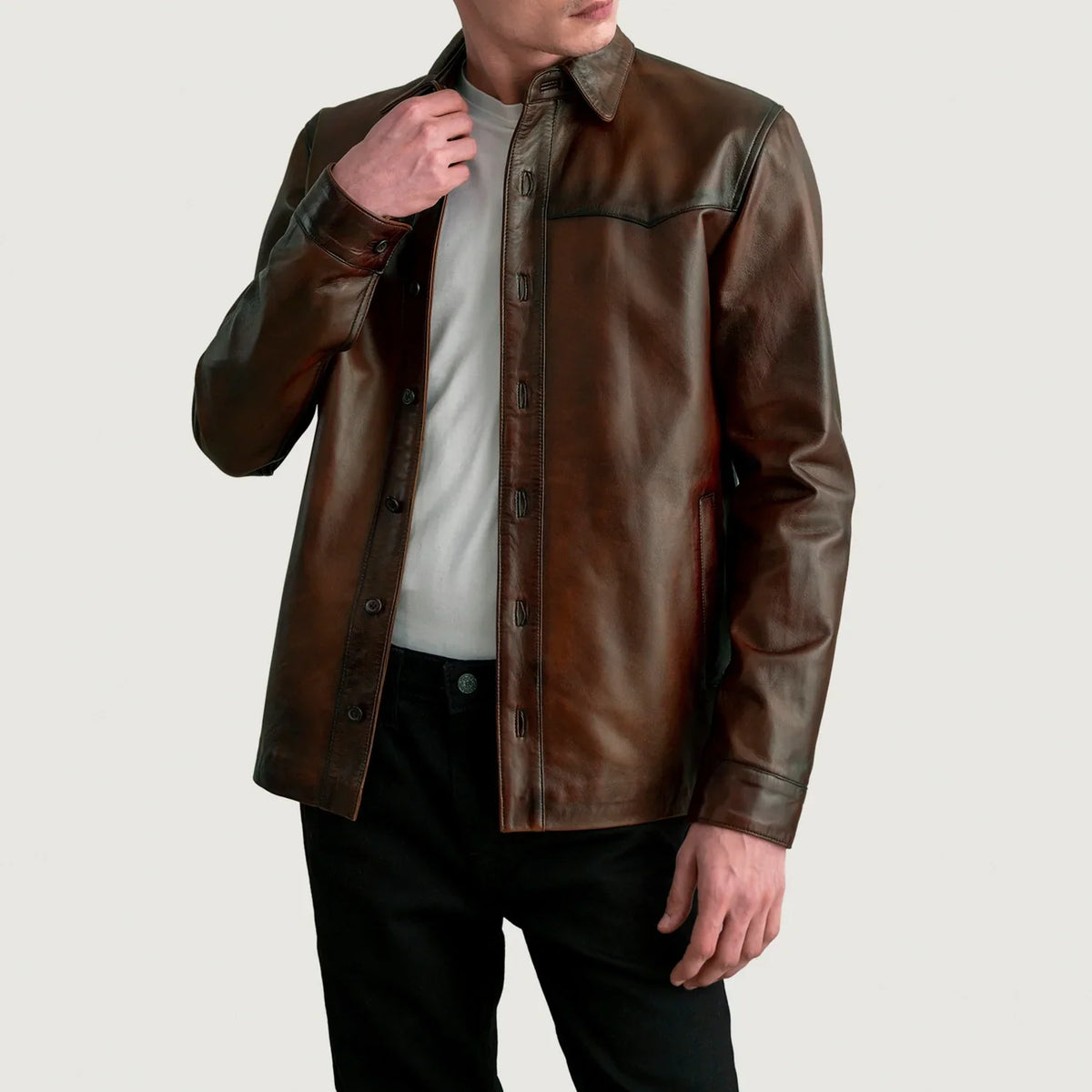 
Bronco Vintage-Braun Leather Shirt für Herren in Distressed Brown Sheepskin Leather - Vorderansicht & maßgeschneiderte Silhouette | Online Kaufen