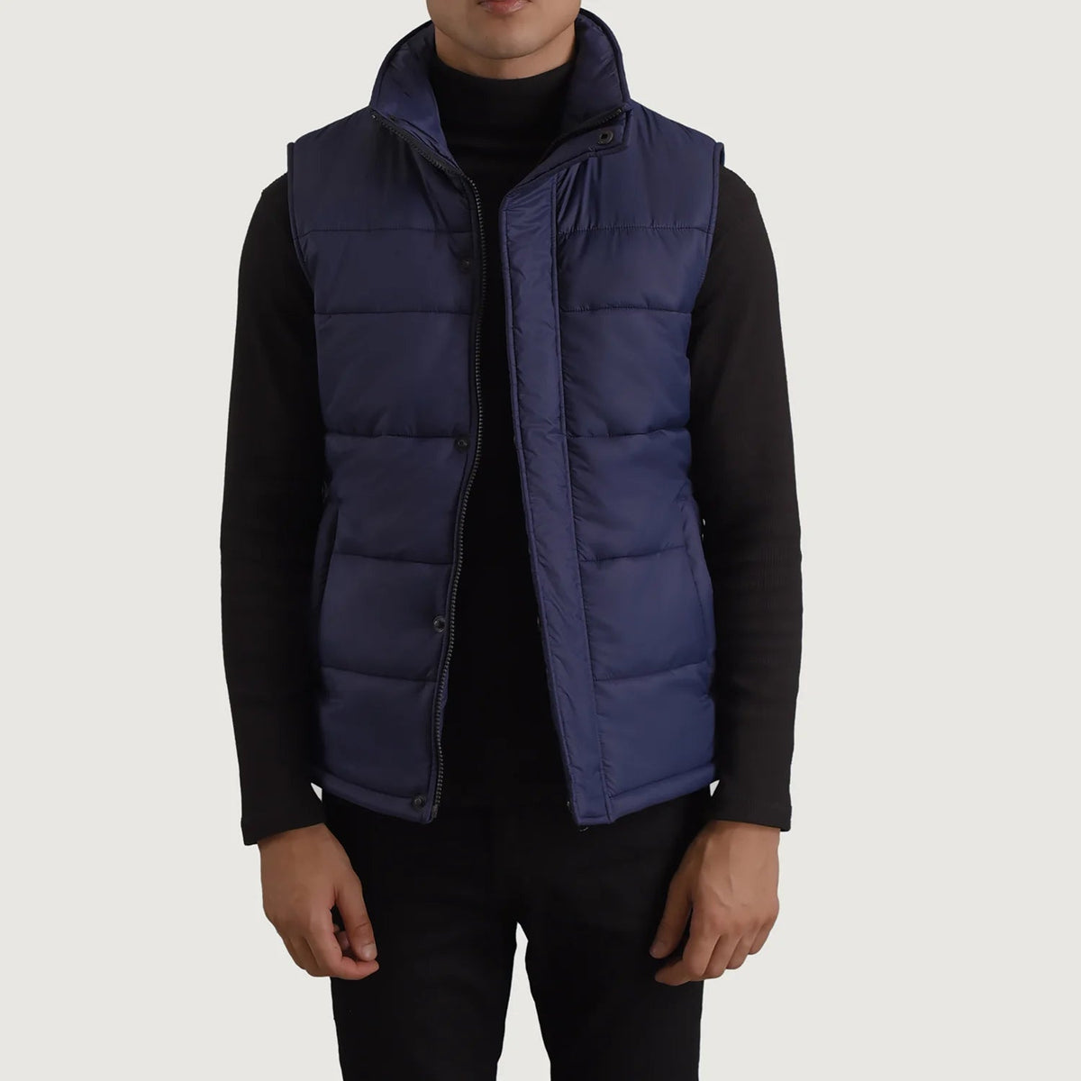 Bryan Blau Puffer Vest für Herren in Blue Full-Grain Leather - Vorderansicht &amp; maßgeschneiderte Silhouette | Online Kaufen