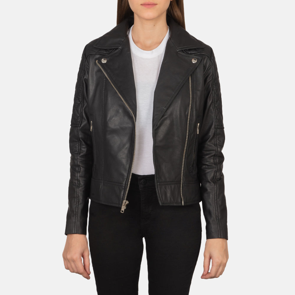 Women's Carolyn Quilted Black Biker Jacket in Black Goatskin Leather - Vorderansicht &amp; maßgeschneiderte Silhouette | Online Kaufen