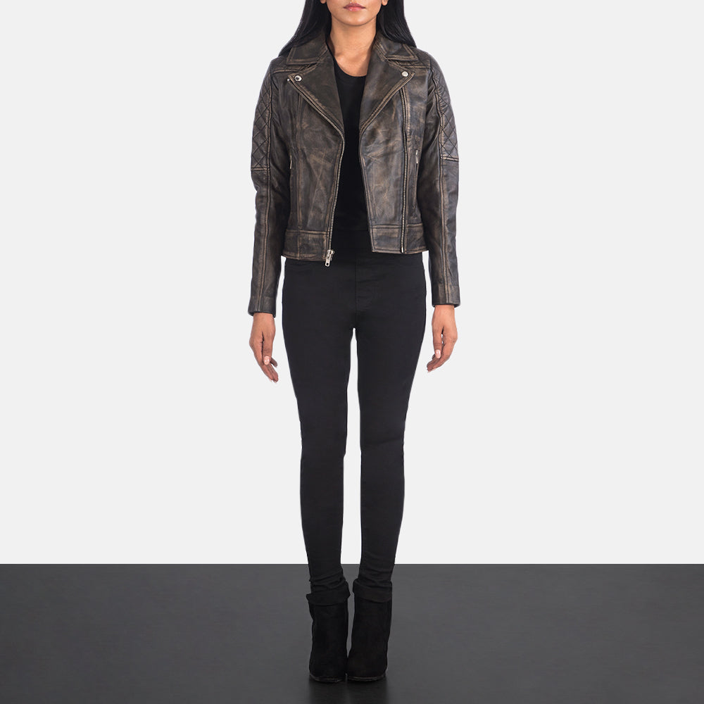 
Carolyn Quilted Distressed Brown Biker Jacket - Seitenansicht mit ergonomischem Ärmelschnitt & sportlicher Passform