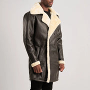 
Passform-Perspektive von Charles Brown Suede Leather Shearling Double-Breasted Coat am Model - Natürlicher Faltenwurf im Tageslicht