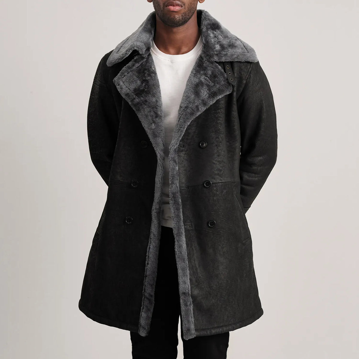 
Charles Brown Suede Leather Shearling Double-Breasted Coat in Brown Goatskin Suede - Vorderansicht & maßgeschneiderte Silhouette | Online Kaufen