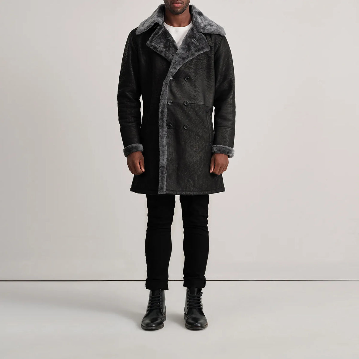 
Charles Brown Suede Leather Shearling Double-Breasted Coat - Seitenansicht mit ergonomischem Ärmelschnitt & sportlicher Passform