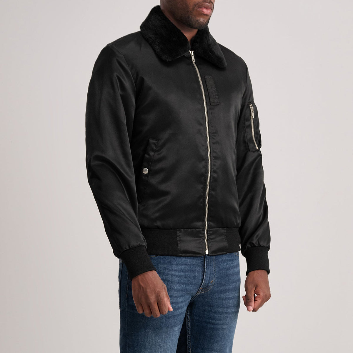 Black Satin Bomber Jacket - Rückansicht mit passgenauen Schultern &amp; sauberem Saum