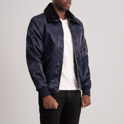 Blue Satin Bomber Jacket - Rückansicht mit passgenauen Schultern &amp; sauberem Saum