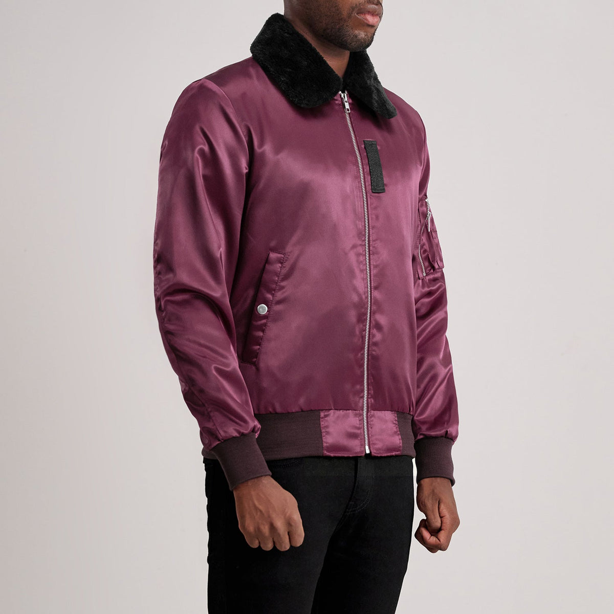 Maroon Satin Bomber Jacket - Rückansicht mit passgenauen Schultern &amp; sauberem Saum