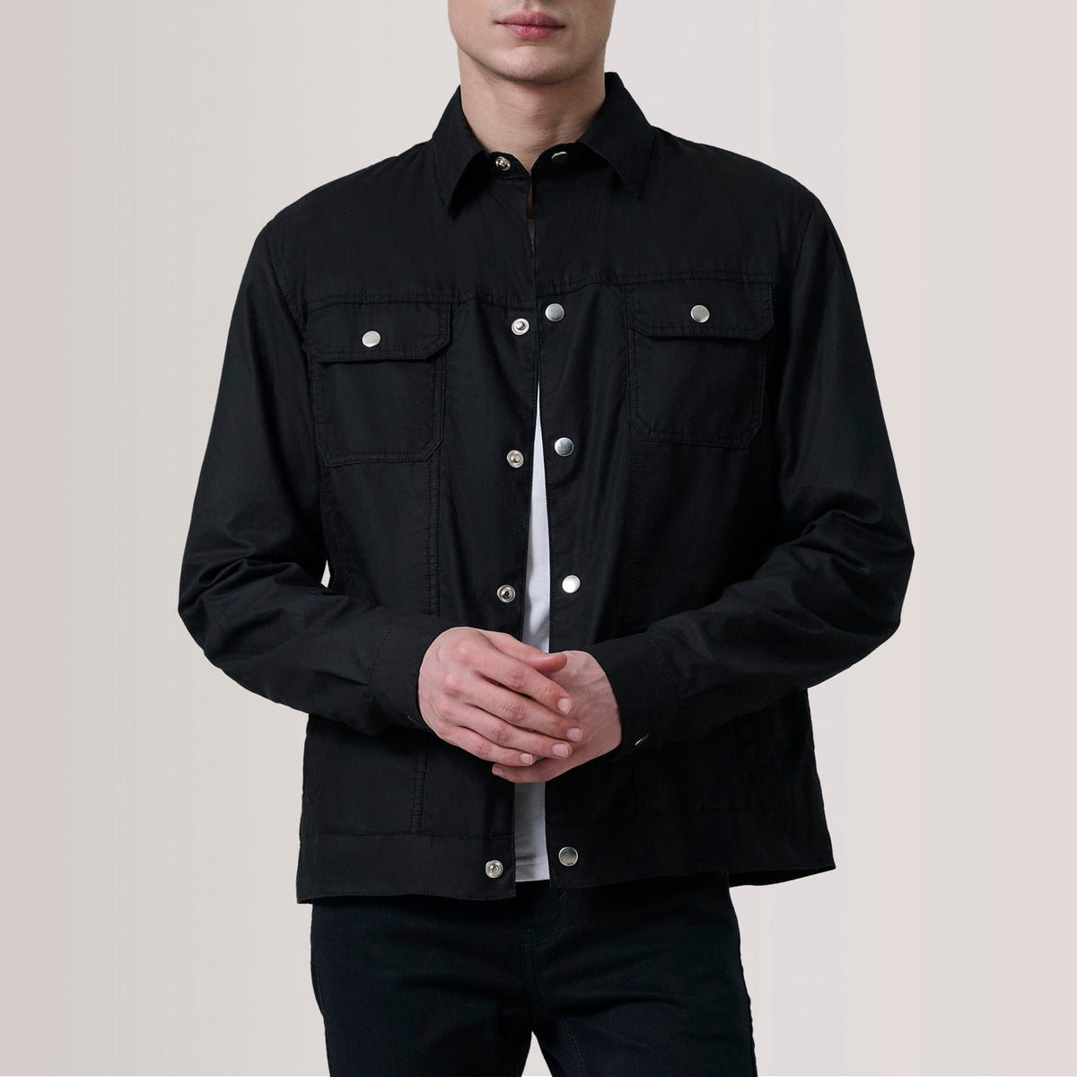 Colberto Schwarz Waxed Canvas Trucker Lederjacke für Herren For Men in Black Waxed Cotton Canvas - Vorderansicht &amp; maßgeschneiderte Silhouette | Online Kaufen