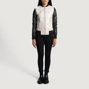Detailansicht of Varsity &amp; Zipper Hardware on Women's Cole Silver Leder-Bomberjacke für Damen