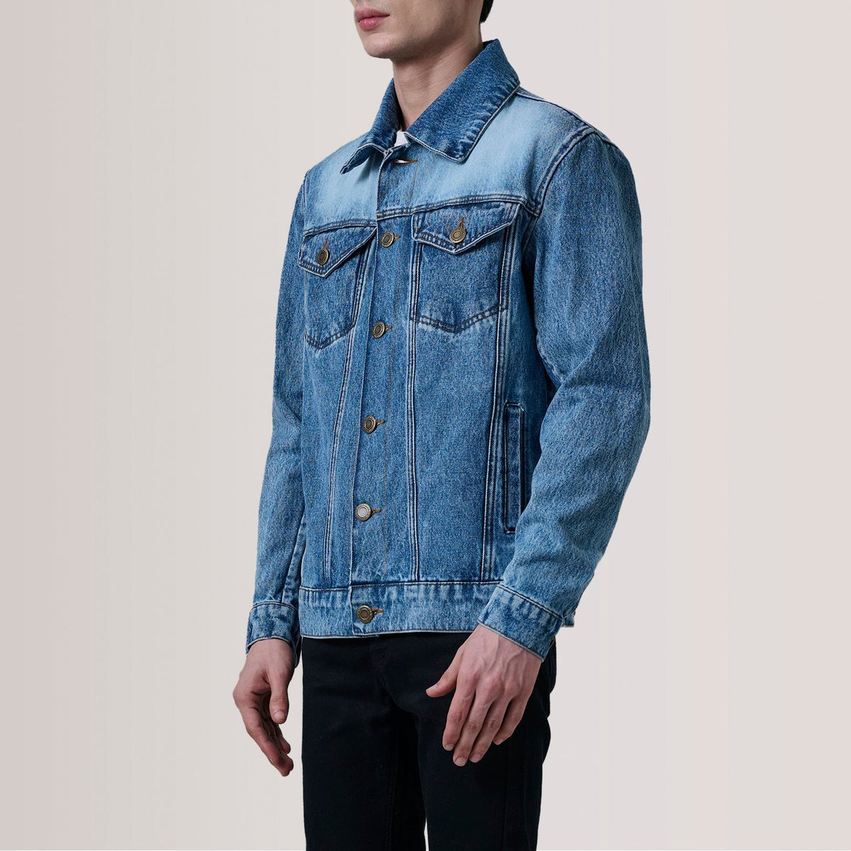 
Conard Ice Blau Denim Trucker Lederjacke für Herren For Men - Seitenansicht mit ergonomischem Ärmelschnitt & sportlicher Passform